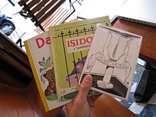 Edouard me montre des livres qu'il a acheté sur Internet