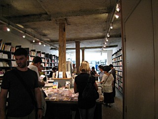 L'intérieur de la librairie