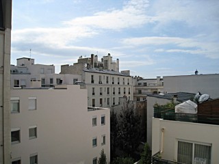 Je regarde par la fenêtre