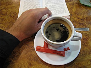 Je bois un café