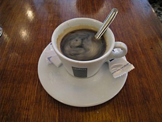 Je bois un café