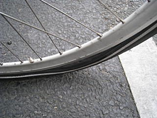Je réalise que mon vélo a un problème. Je le gare