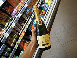 Nous achetons du champagne et de quoi manger