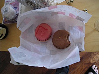 Nous mangeons des macarons