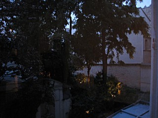 Je regarde par la fenêtre