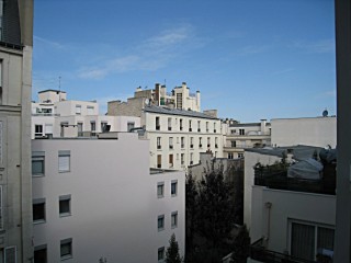Je regarde par la fenêtre