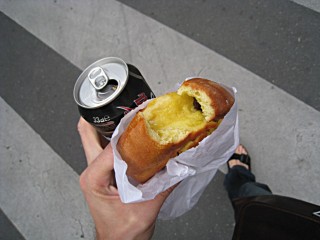 J'achète un pain aux raisins et un coca