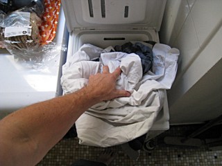 Je mets du linge dans la machine