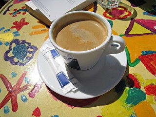 Je bois un café