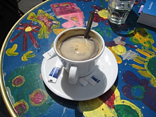 Je bois un café