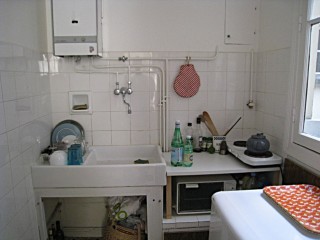 Je passe chez moi. Je fais un peu de ménage