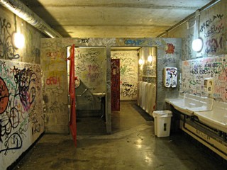 Je vais aux toilettes