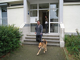 Christopher a du mal à tenir son chien