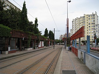 Nous arrivons à la station de tramway