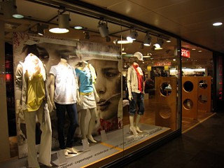 Nous allons dans une autre boutique