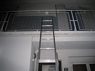 La porte de la maison est fermée et je n'ai pas la clé. Je pose une échelle contre le balcon
