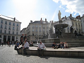 Je m'installe face à la fontaine