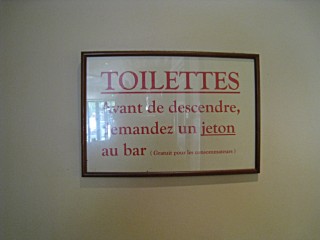 Je vais aux toilettes
