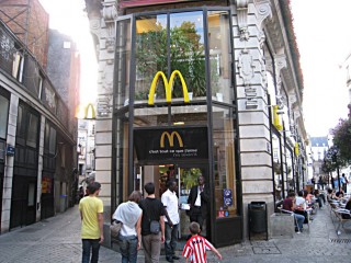 Nous allons manger au Mac Donalds