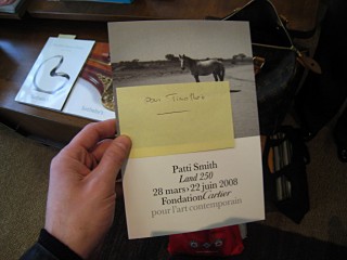 Valérie m'a mis de côté une invitation pour le vernissage de Patti Smith à la Fondation Cartier