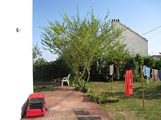 Je vais dans le jardin