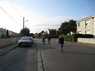 Nous arrivons chez Adrien mais il n'est pas chez lui
