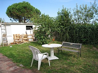 Je vais dans le jardin