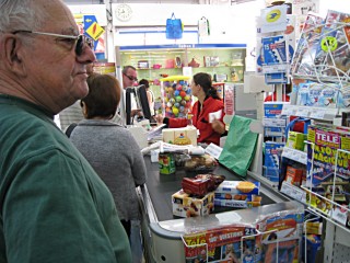 Nous faisons la queue à la caisse