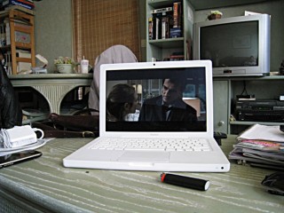 Je continue de regarder un film sur le portable de Thierry
