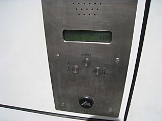 Je sonne à l'interphone