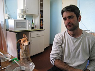 Nous discutons dans la cuisine