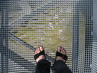 Nous empruntons une passerelle