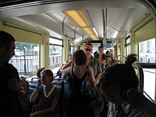 Nous montons dans un tramway