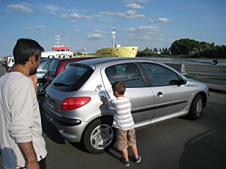 Nous retrouvons la voiture d'Emmanuelle