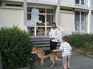 Emmanuelle dépose Christopher et les enfants