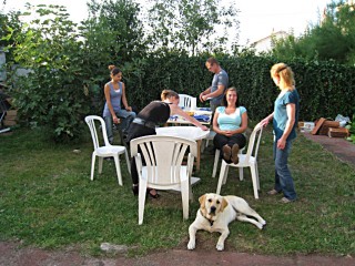 Emmanuelle est repartie. Nous nous mettons à table pour le dîner