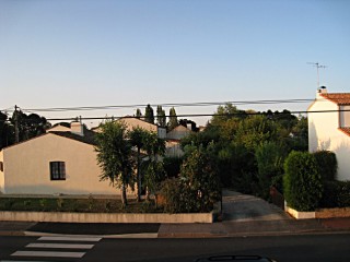 Je regarde par la fenêtre