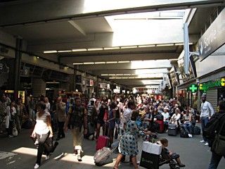Le hall bondé de la gare Montparnasse