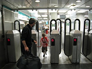 Swen passe les portillons automatiques