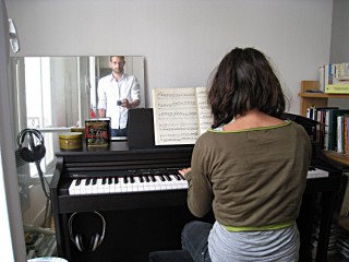 Estée joue du piano