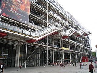 Nous passons devant Beaubourg