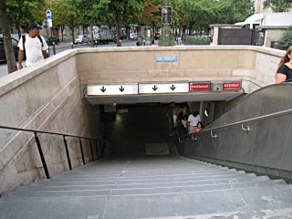 Nous allons dans le métro