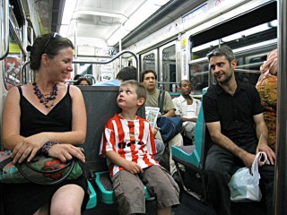 Nous nous installons dans une rame de métro