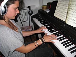 Estée joue du piano
