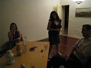 Nous buvons un verre rapidement