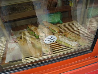 Nous allons à une boulangerie acheter des sandwichs