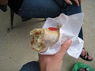 Nous nous installons sur un banc pour manger notre sandwich