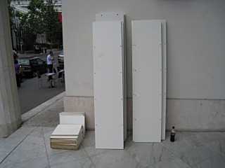 Nous déposons tout devant l'entrée de l'immeuble