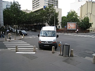 Edouard se gare devant l'immeuble