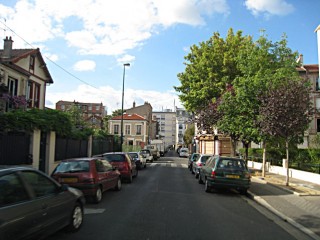 Nous arrivons dans un quartier pavillonnaire
